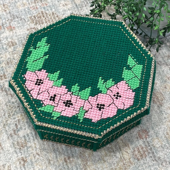 Needlepoint trinket box - Picture 2 of 8
